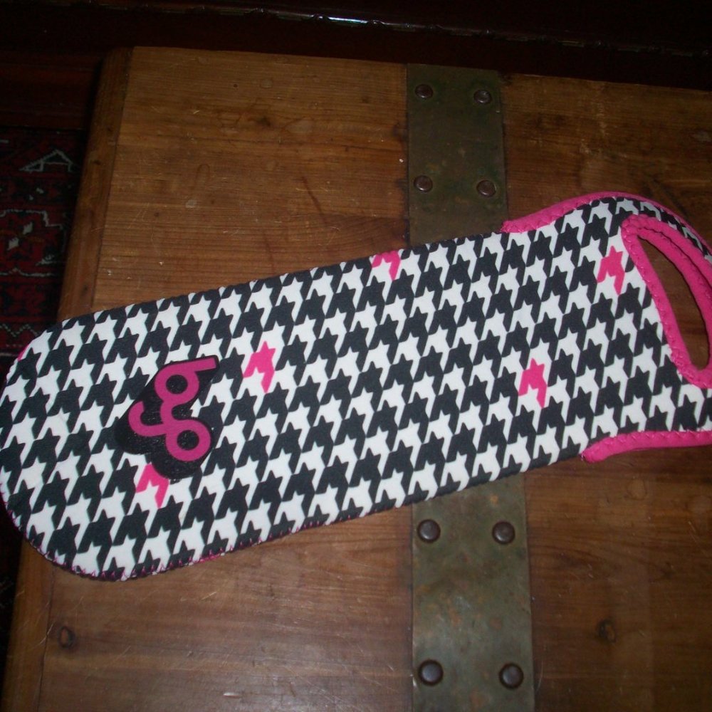 BYO by Built Bottle Bag 750ml 1 Liter Wine Black Pink White Neoprene Insulated